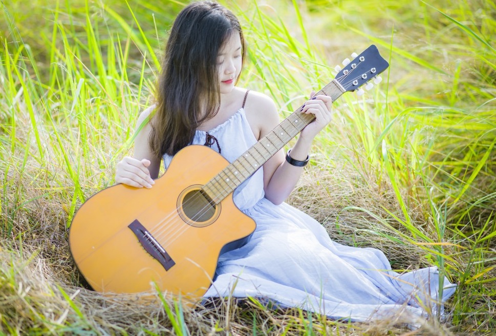 Mẹo tạo dáng chụp ảnh đàn guitar cực nghệ cho các cô nàng tuổi đôi mươi